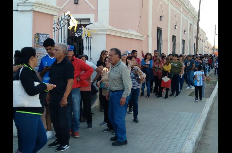 VIDEO Una multitud de fieles arriba al Santuario de Villa Mailiacuten para tomar gracia