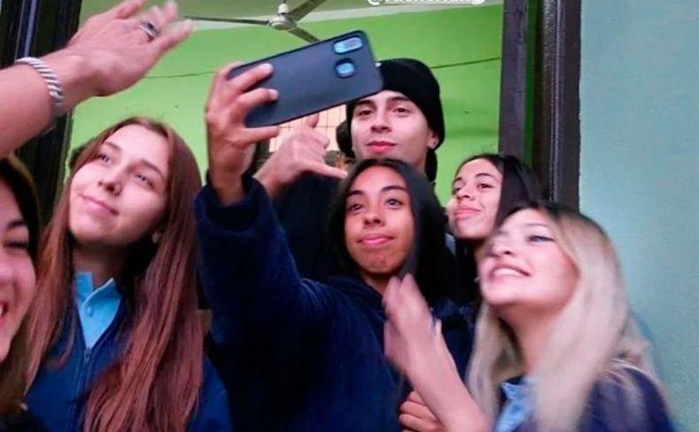 La presencia de Rusherking en su antiguo colegio bandentildeo fue furor entre los estudiantes