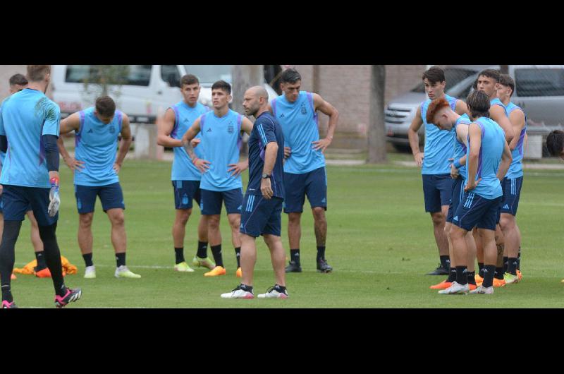 PREVIA Javier Mascherano dirigió ayer la última pr�ctica en el predio de Central Córdoba ubicado en El Zanjón El Jefecito no confirmó la alineación titular para enfrentar a los campeones asi�ticos en el estadio Único Madre de Ciudades

