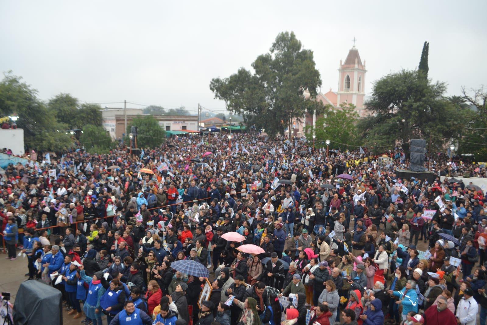 Mailiacuten colmado de fieles a pesar de la lluvia y las bajas temperaturas