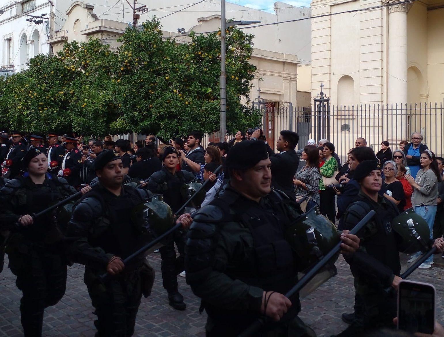 FOTOS  Se realizoacute el desfile Ciacutevico-Militar ante un gran marco de puacuteblico santiaguentildeo