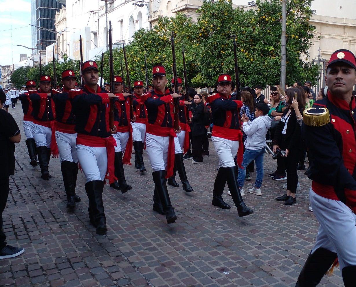 FOTOS  Se realizoacute el desfile Ciacutevico-Militar ante un gran marco de puacuteblico santiaguentildeo