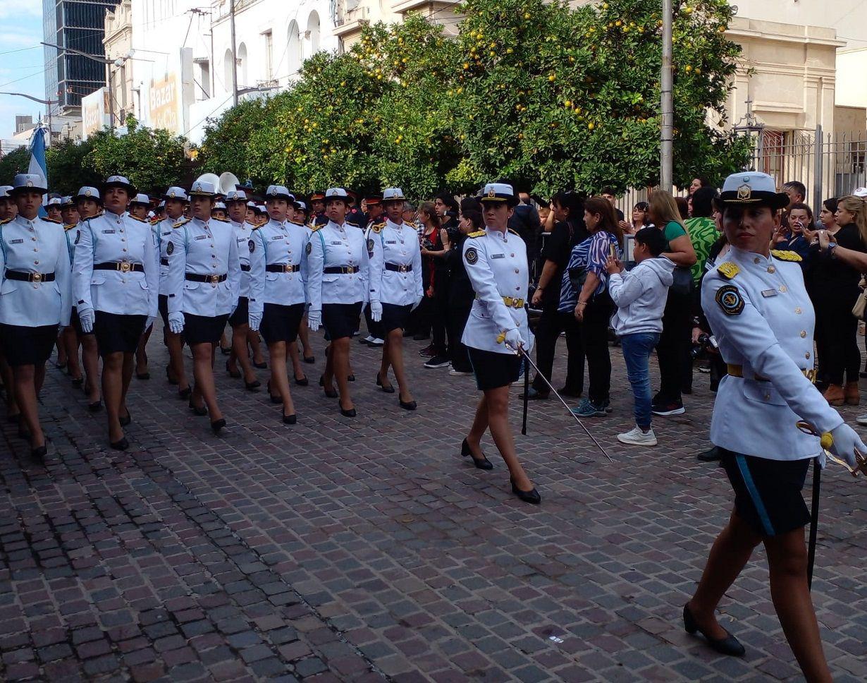 FOTOS  Se realizoacute el desfile Ciacutevico-Militar ante un gran marco de puacuteblico santiaguentildeo