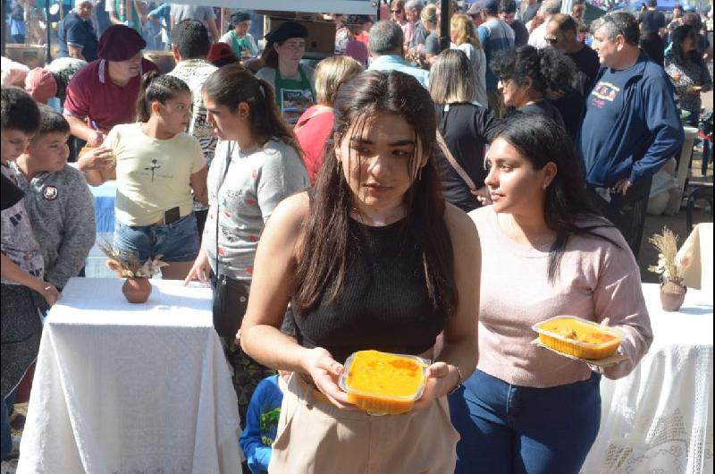 Turistas y vecinos disfrutan del VIII Concurso de Asado con Cuero y Locro en Sumampa