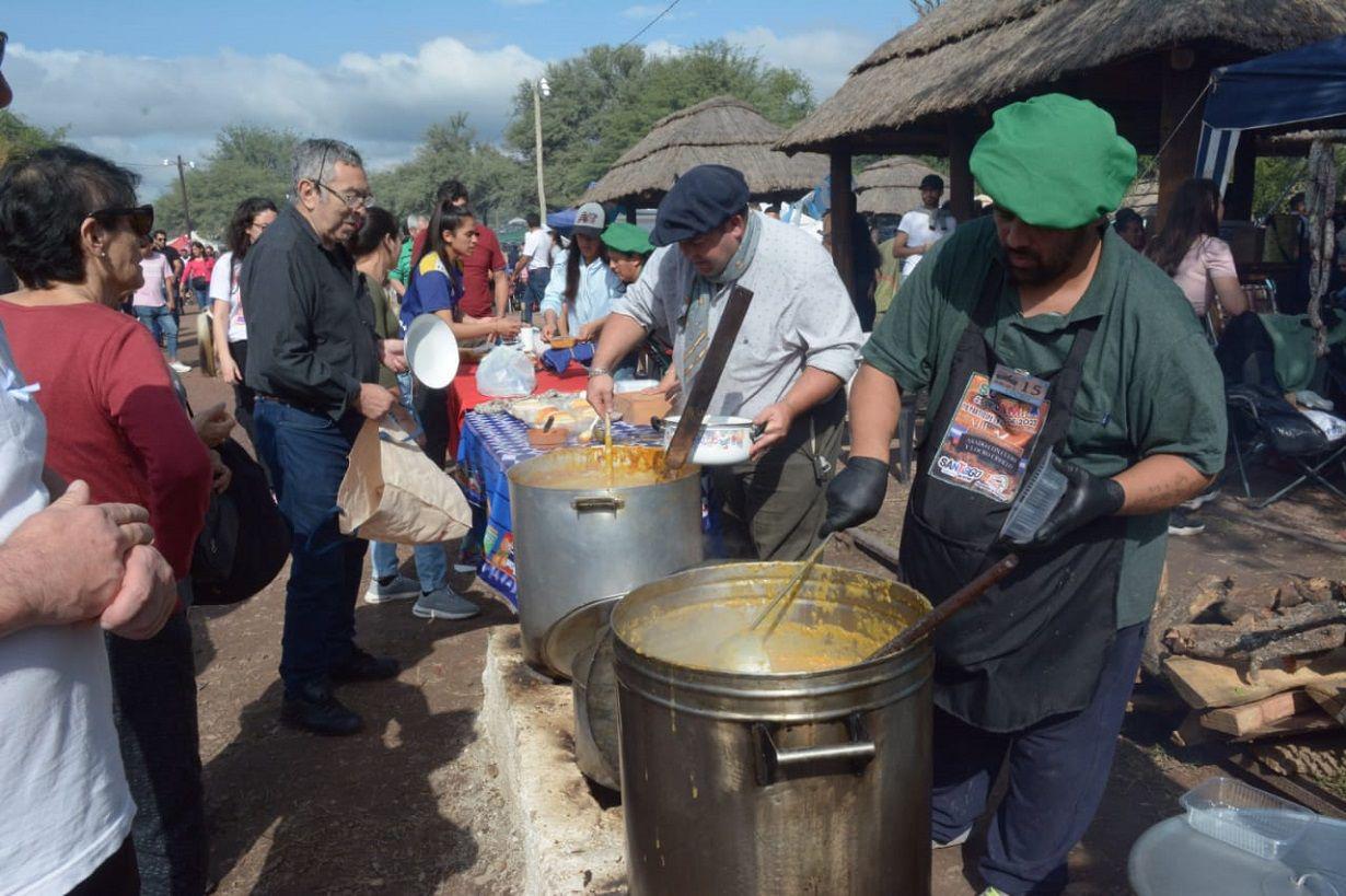 Turistas y vecinos disfrutan del VIII Concurso de Asado con Cuero y Locro en Sumampa