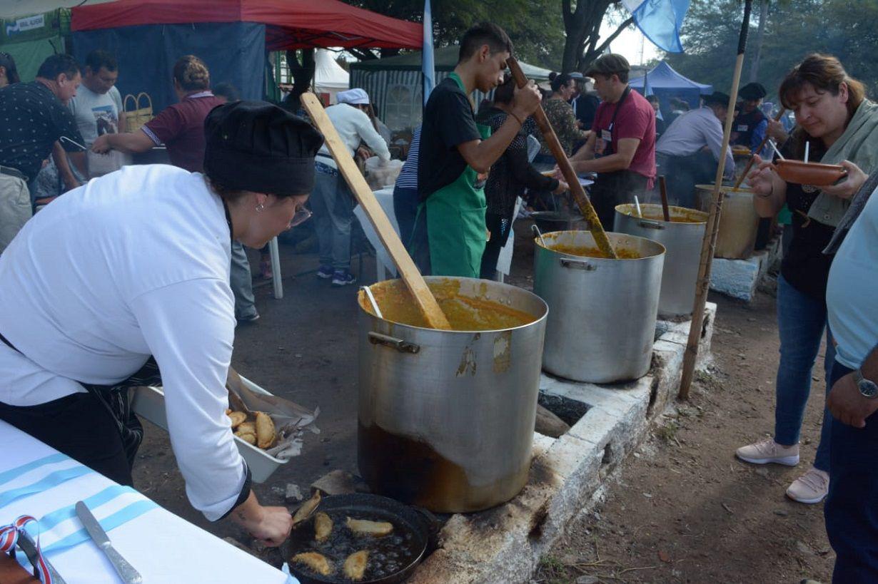 Turistas y vecinos disfrutan del VIII Concurso de Asado con Cuero y Locro en Sumampa