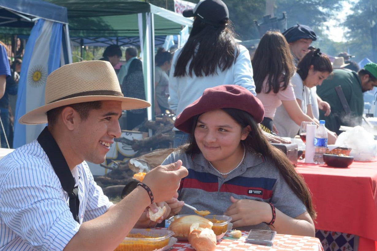 Turistas y vecinos disfrutan del VIII Concurso de Asado con Cuero y Locro en Sumampa