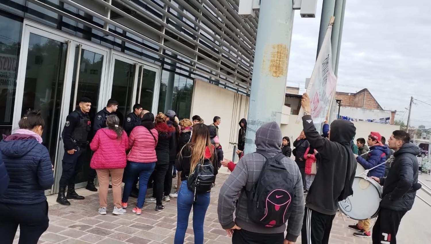 FOTOS Y VIDEOS- Familiares de Julio Jimeacutenez reclaman justicia frente al Juzgado de Termas