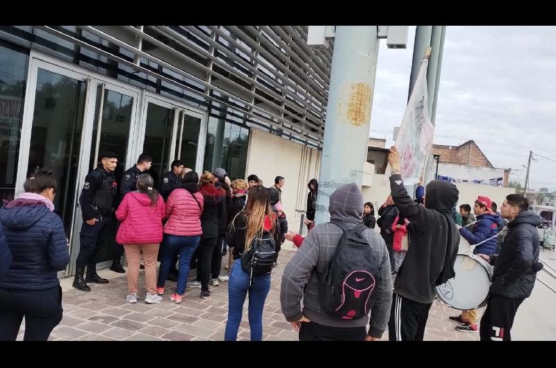 FOTOS Y VIDEOS- Familiares de Julio Jimeacutenez reclaman justicia frente al Juzgado de Termas