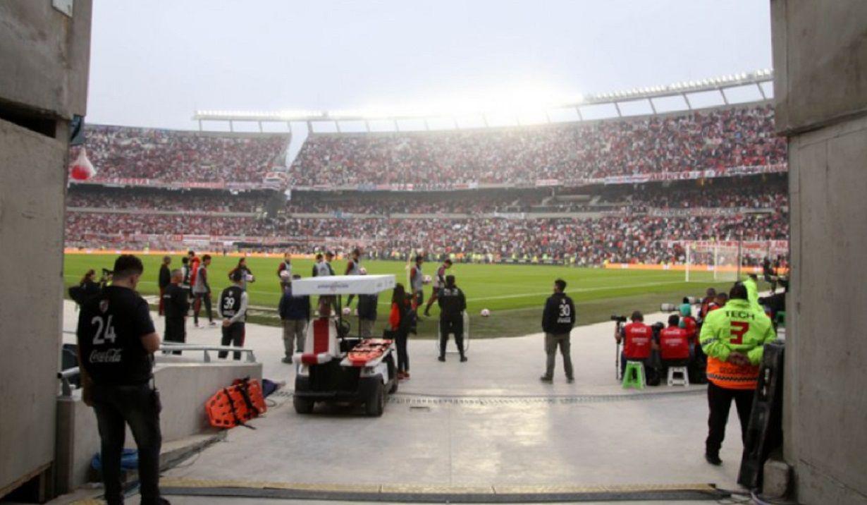 Tras la suspensioacuten del partido hinchas de River le robaron el arma a una policiacutea e intentaron dispararle en la cara