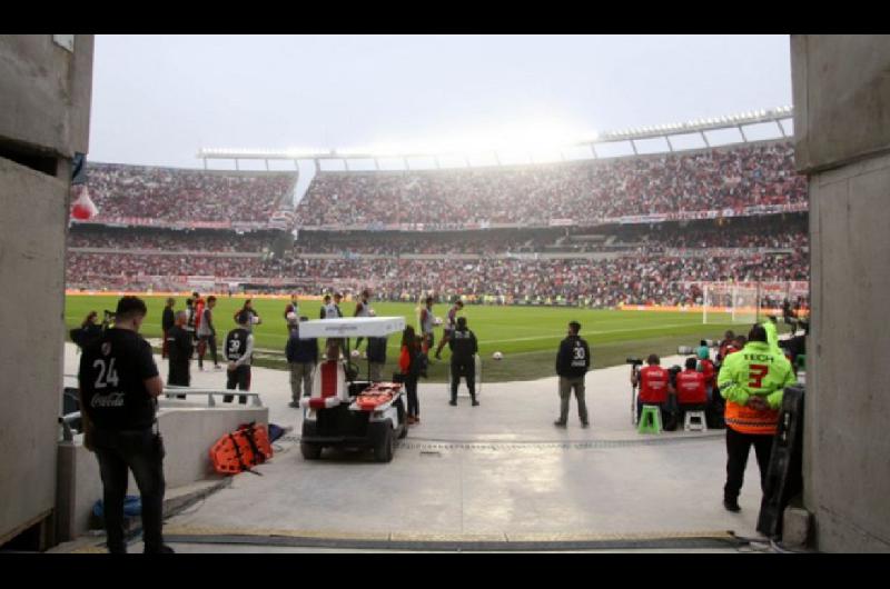 Tras la suspensioacuten del partido hinchas de River le robaron el arma a una policiacutea e intentaron dispararle en la cara