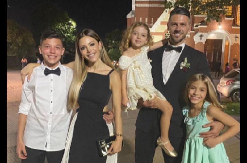 Evangelina y Martín Demichelis con sus tres hijos- Bastian Lola y Ema

