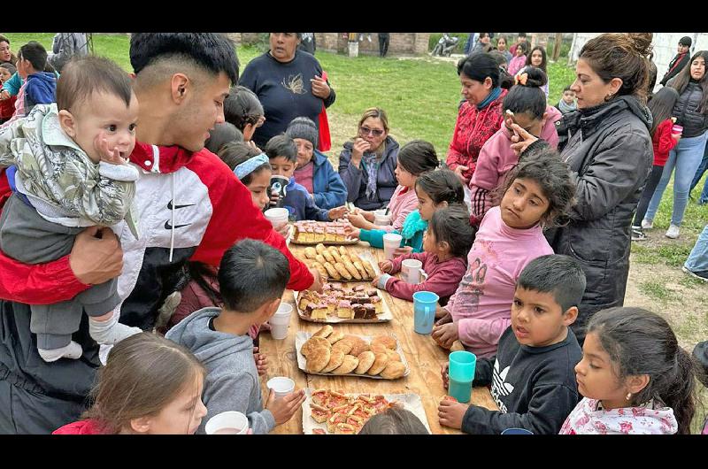 Leo Sequeira organizoacute una merienda solidaria en su barrio natal de La Banda