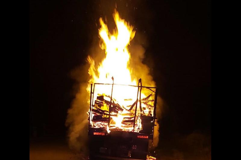 Incendio consumioacute un cargamento de lentildea que transportaba un camioacuten