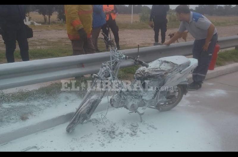 Susto en plena siesta- se prendioacute fuego una moto y un playero evitoacute que pasara a mayores