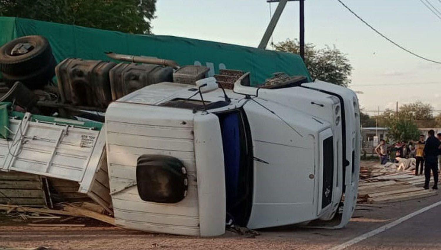 Un camionero se salvoacute de milagro tras espectacular vuelco en la ruta nacional 89