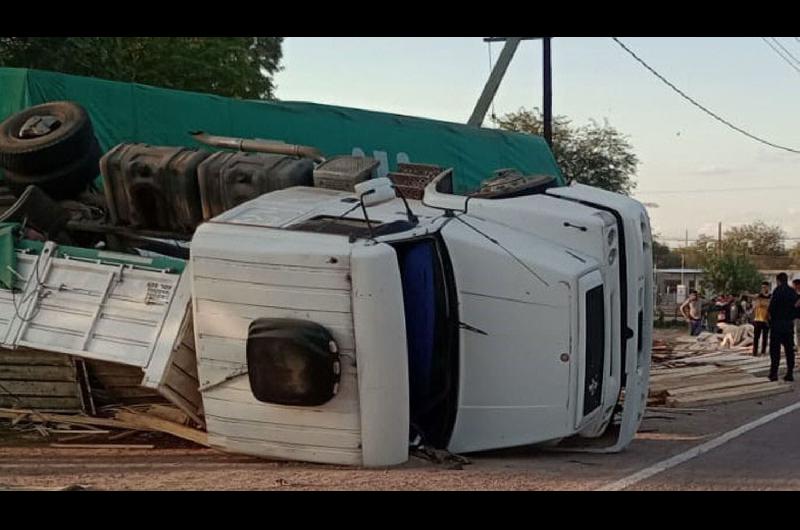 Un camionero se salvoacute de milagro tras espectacular vuelco en la ruta nacional 89