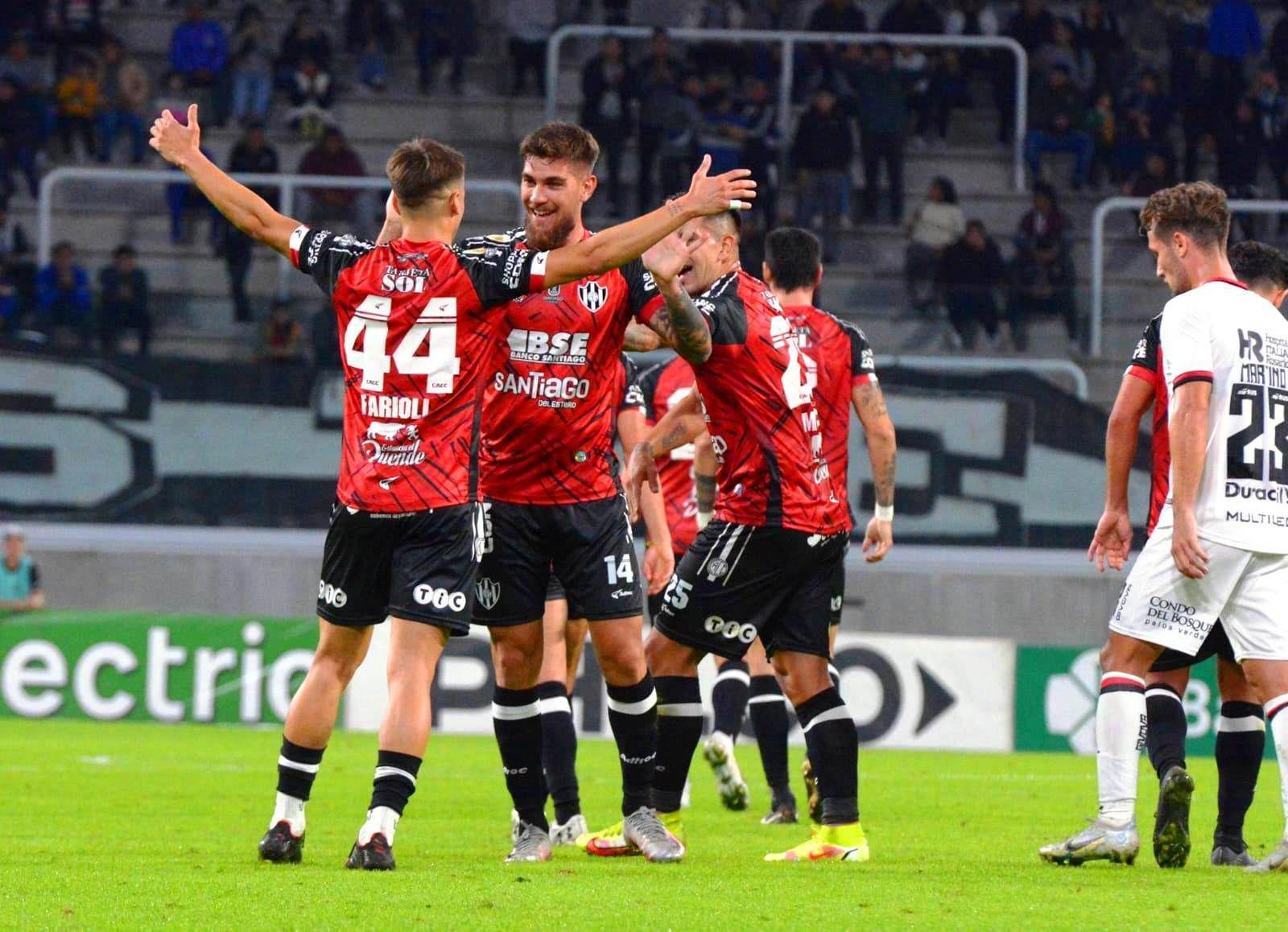 Con un golazo de media cancha Central Coacuterdoba derrotoacute a Newells 2 a 0