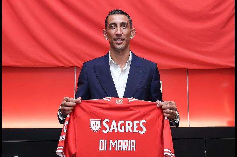 FELICIDAD Ángel Di María con la camiseta del Benfica durante la presentación que hizo ayer el club portugués

