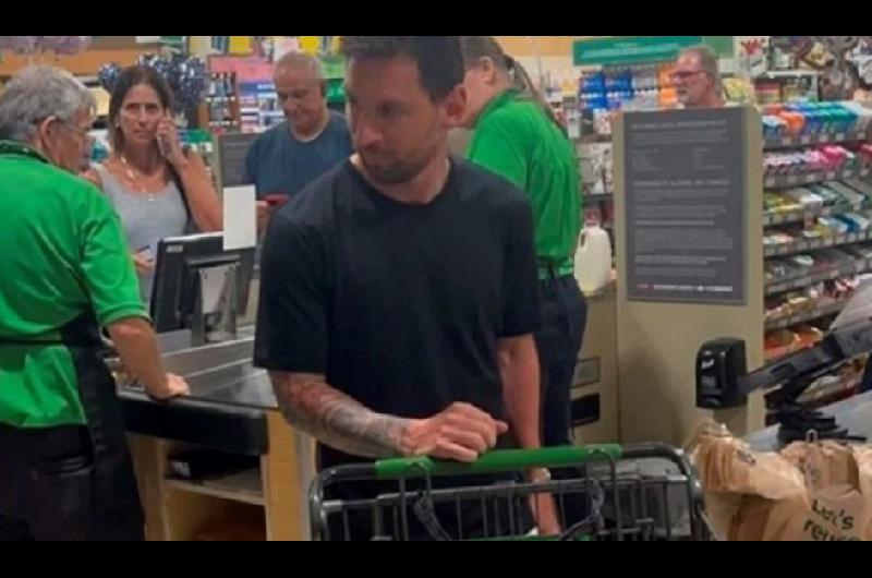 Messi se mostroacute relajado en Miami- compras en un supermercado y fotos con los fans