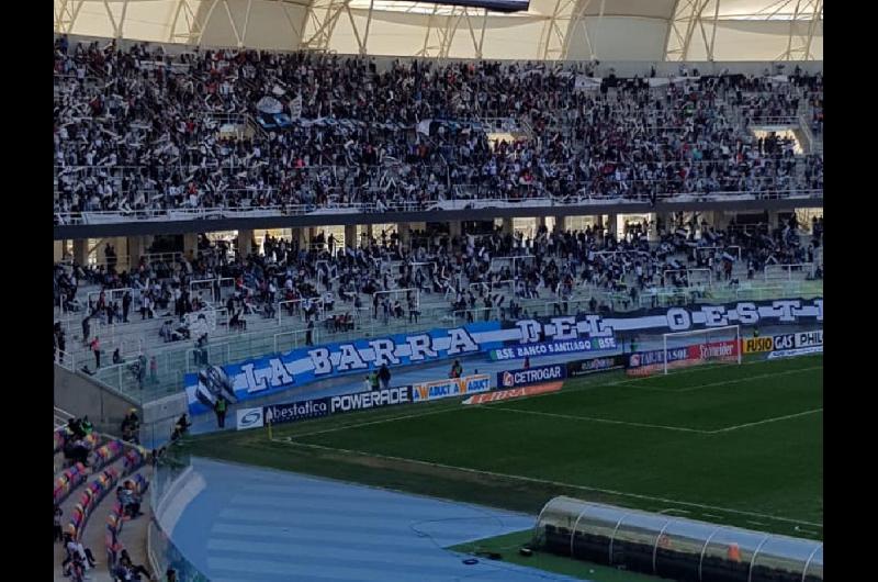 VIDEO  Miles de hinchas decanos coparon el Estadio Uacutenico y se registraron serios incidentes