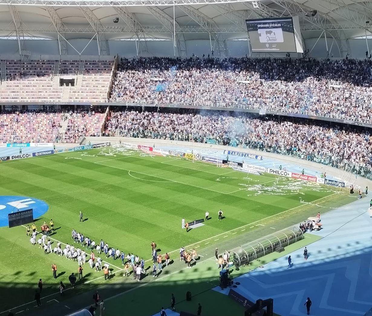 VIDEO  Miles de hinchas decanos coparon el Estadio Uacutenico y se registraron serios incidentes