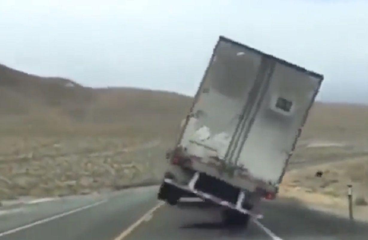 El IMPACTANTE VIDEO de un camioacuten volcando en plena ruta por las fuertes raacutefagas de viento