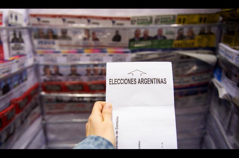 Hasta el mediodiacutea se registroacute el sufragio del 28-en-porciento- del padroacuten nacional