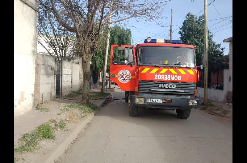 FOTOS- Apagan incendio en el barrio Caacuteceres