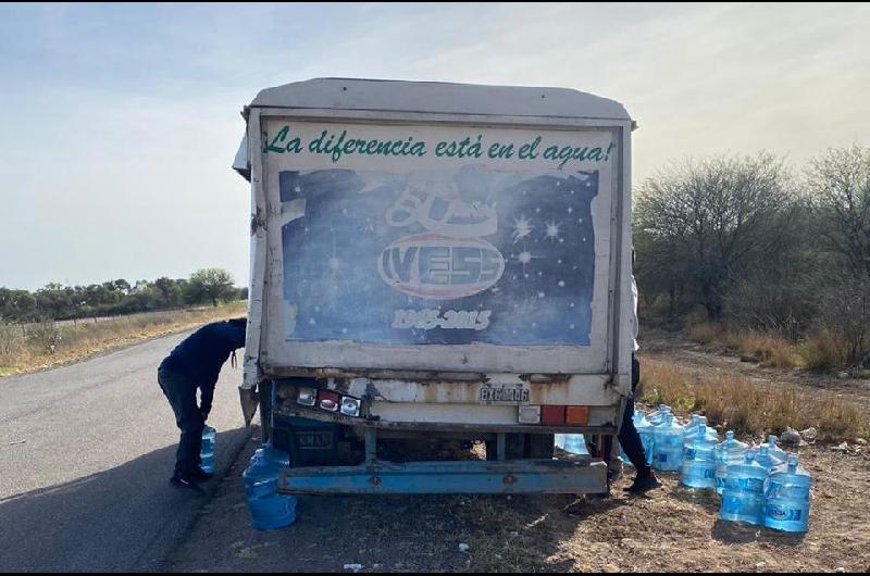 Choque de camiones produjo la peacuterdida de bidones de agua y soda