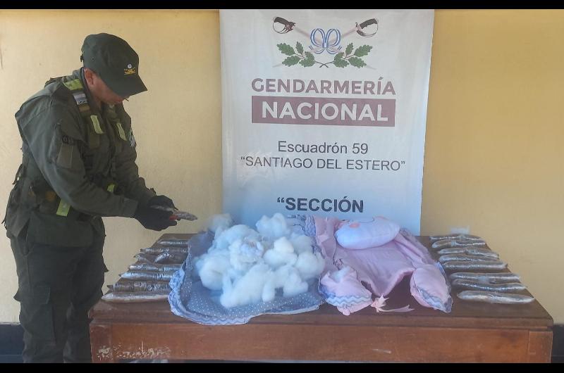 Un can de Gendarmeriacutea descubrioacute cocaiacutena dentro de una manta para recieacuten nacidos