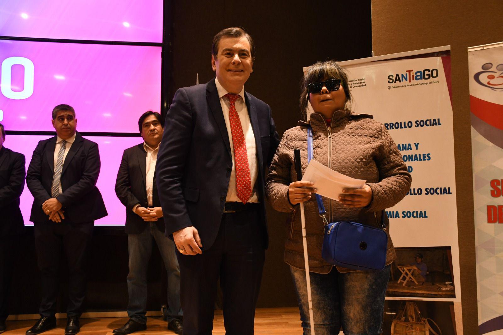 El gobernador entregoacute fondos para impulsar el desarrollo de 74 microemprendimientos de toda la provincia