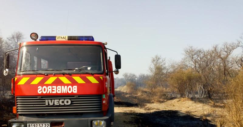 FOTOS  Bomberos combaten el incendio de montes al sur de la ciudad