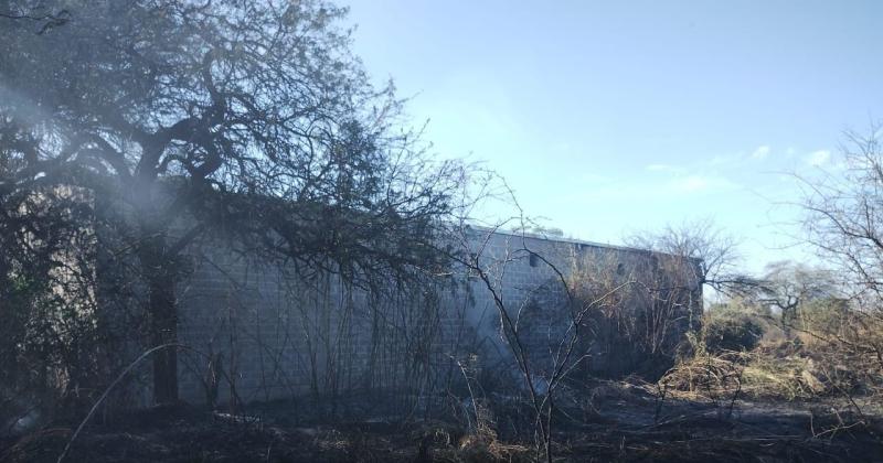 FOTOS  Bomberos combaten el incendio de montes al sur de la ciudad