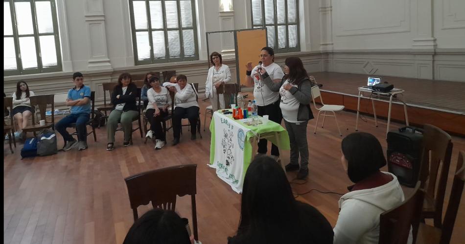 Earyf ofrecioacute un  taller sobre  artritis en el Colegio Absaloacuten Rojas