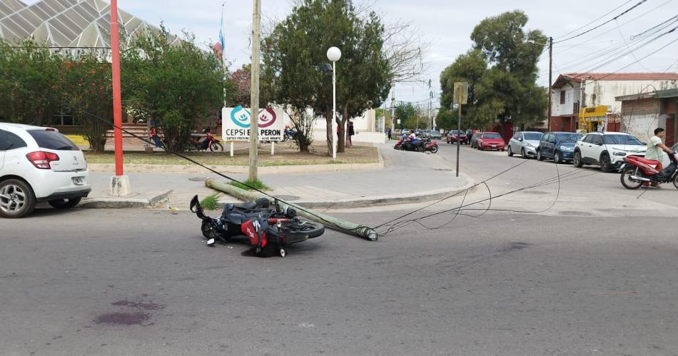 Insoacutelito- un poste telefoacutenico cayoacute encima de un motociclista y lo derriboacute