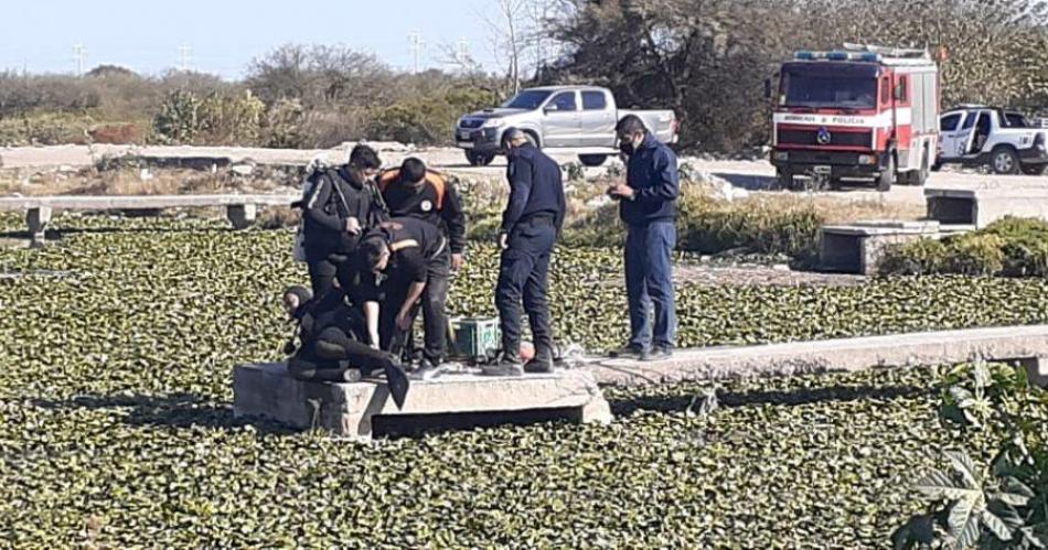 SECUESTROS- Los policías desentierran una moto empleada en el golpe del 2019