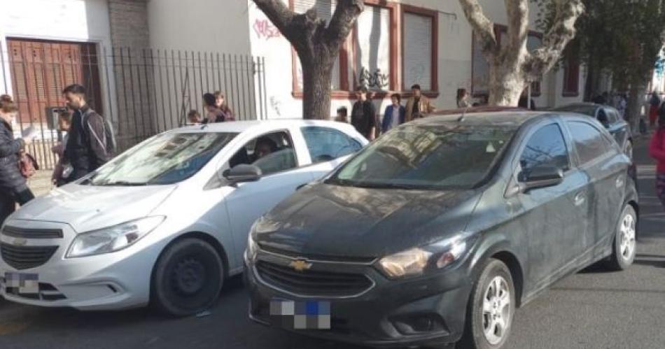 Arrastroacute varios metros a un inspector que quiso multarla por estacionar en doble fila