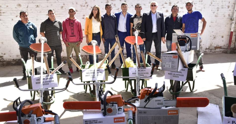 Emprendedores de Friacuteas recibieron maquinarias herramientas y materiales