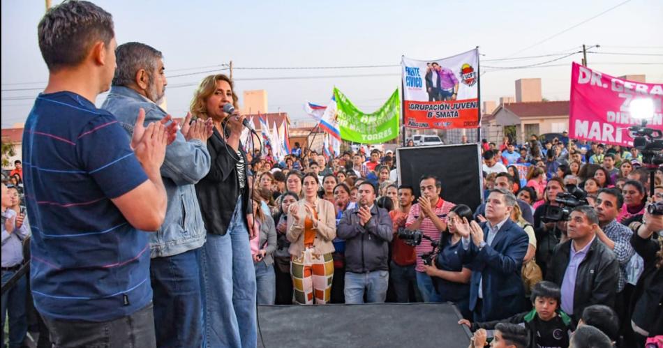 La intendente Fuentes acompantildeada de vecinos inauguroacute la primera etapa de la pavimentacioacuten