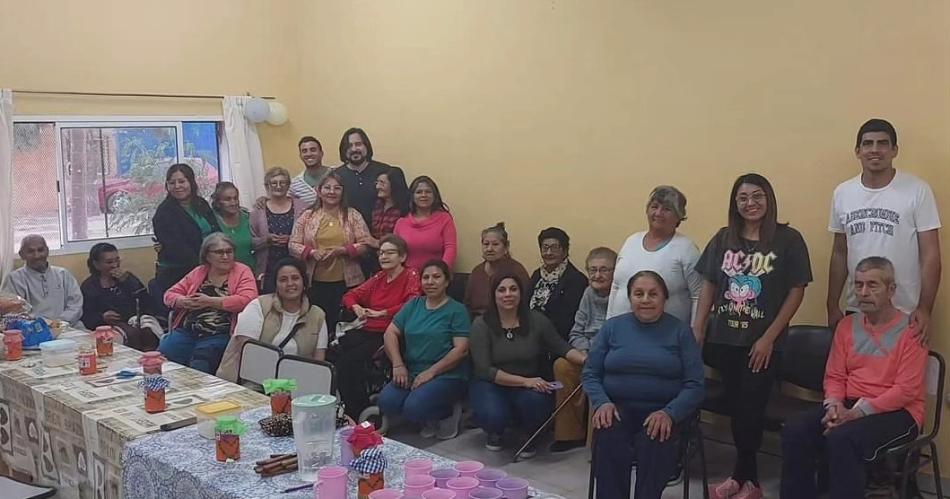 El intendente visitoacute el centro de diacutea Lazos de Amor