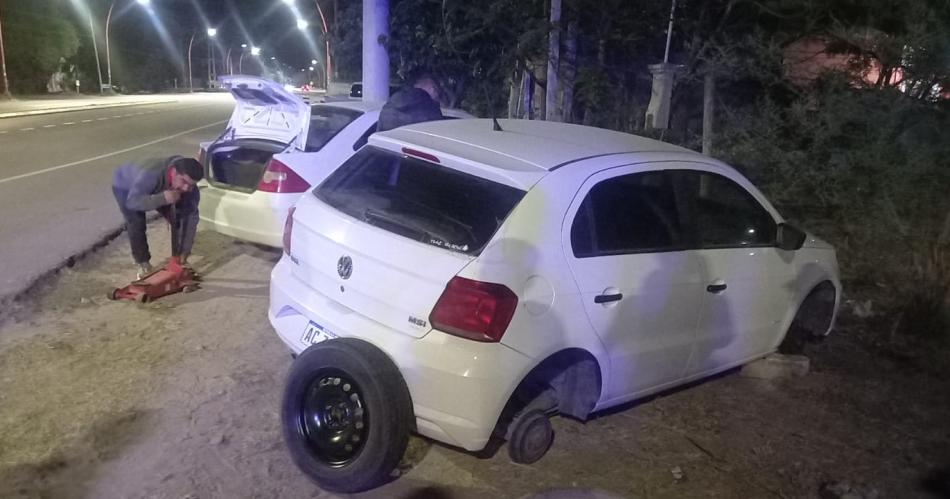 Roban dos ruedas del auto a un policiacutea cuando visitaba a amigos