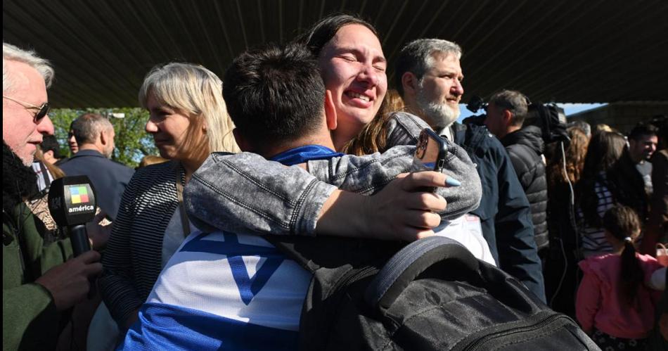 Emotivo reencuentro de los argentinos evacuados de Israel con sus familias