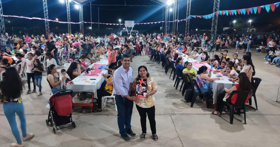 Juegos regalos y muacutesica para las mamaacutes de La Cantildeada