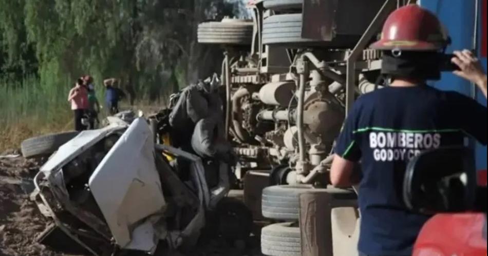 Un muerto y muacuteltiples heridos tras un brutal choque entre un colectivo y un auto