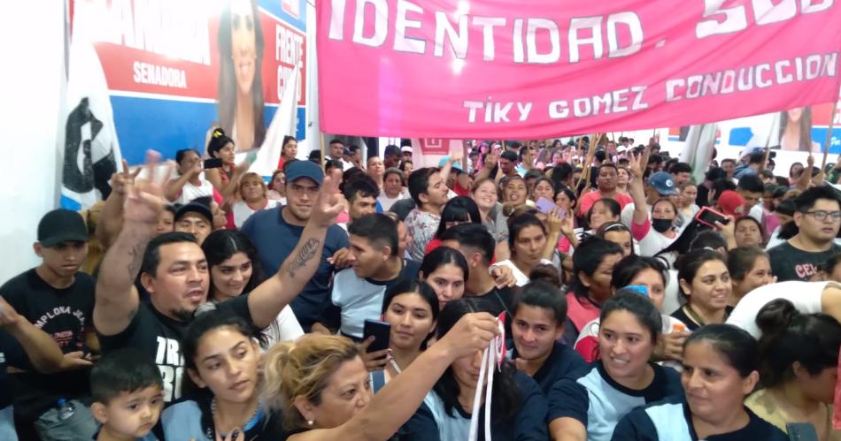 La militancia y la dirigencia celebran en el buacutenker del Frente Ciacutevico