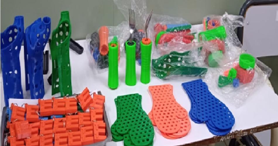 Alumnos de  la Escuela Teacutecnica Nordm1 crearon dispositivos 3D para  los nintildeos con artritis