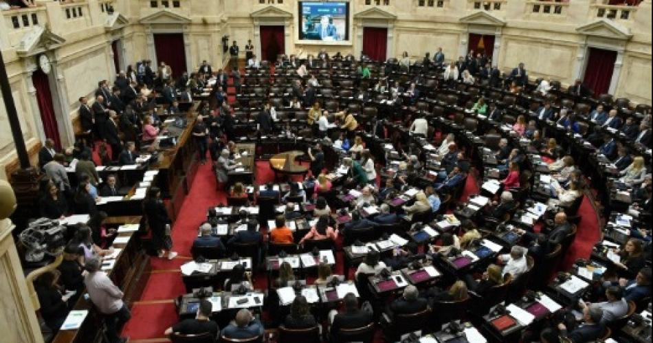 En una sesioacuten relaacutempago juraron tres nuevos diputados en la Caacutemara baja