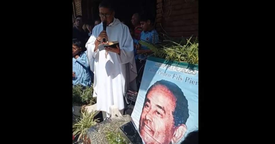 Presbiacutetero Gastoacuten Cuello- El padre Pierre se jugoacute para incluir a todos en la mesa del Sentildeor