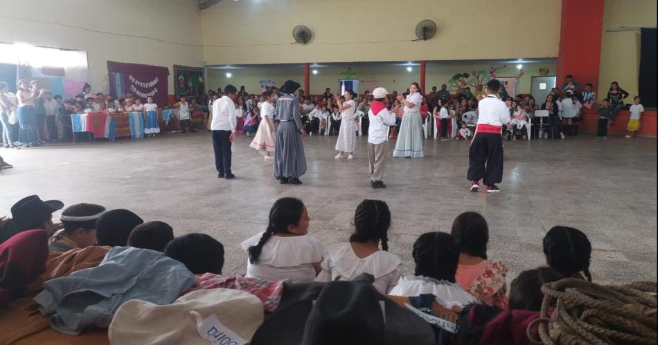 Estudiantes de Colonia El Simbolar celebraron el Diacutea de la Tradicioacuten